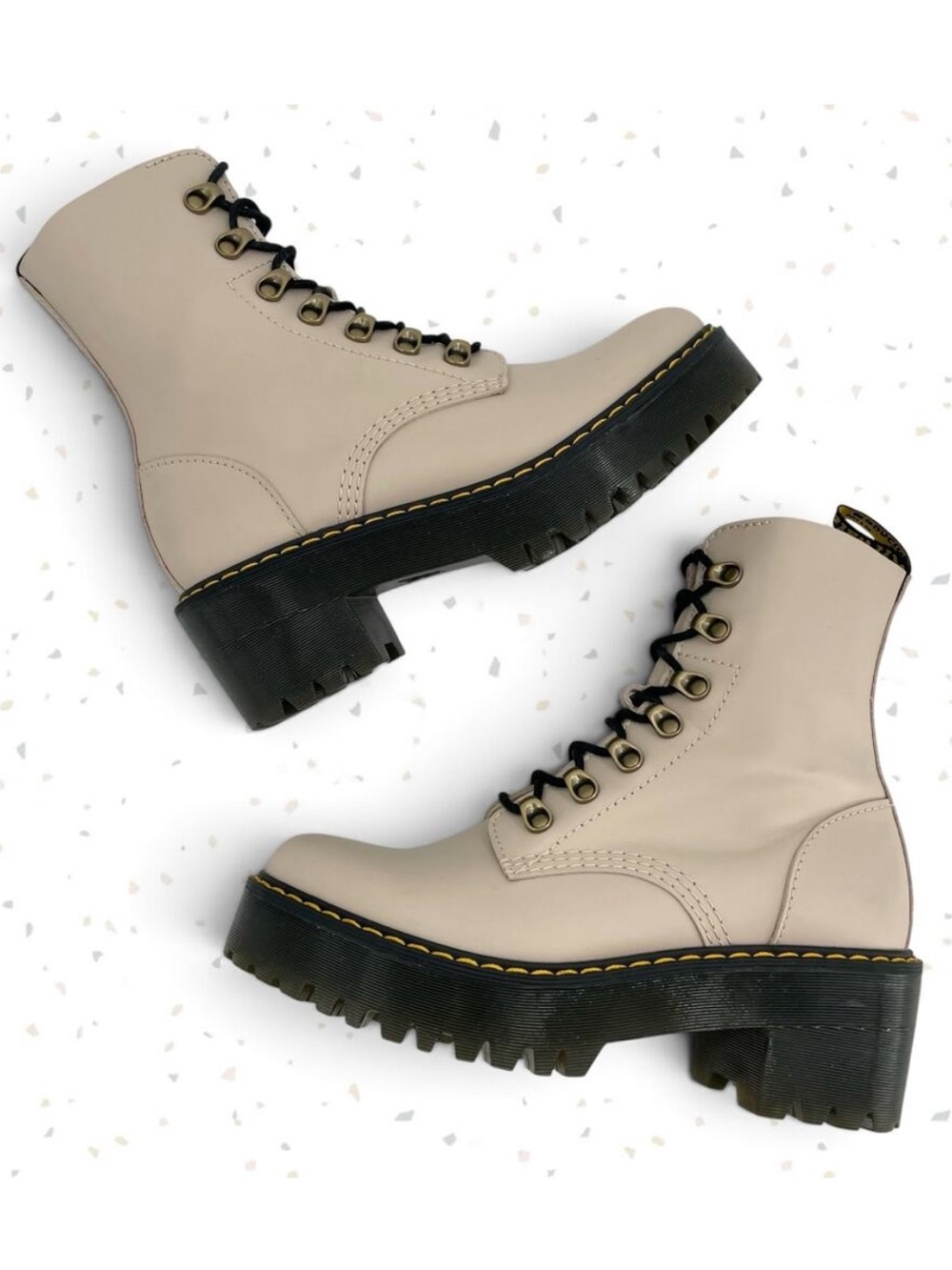 Dr. Martens Leona Boots Vintage Taupe Cream Lace Up Platform Heels Fall Size 7